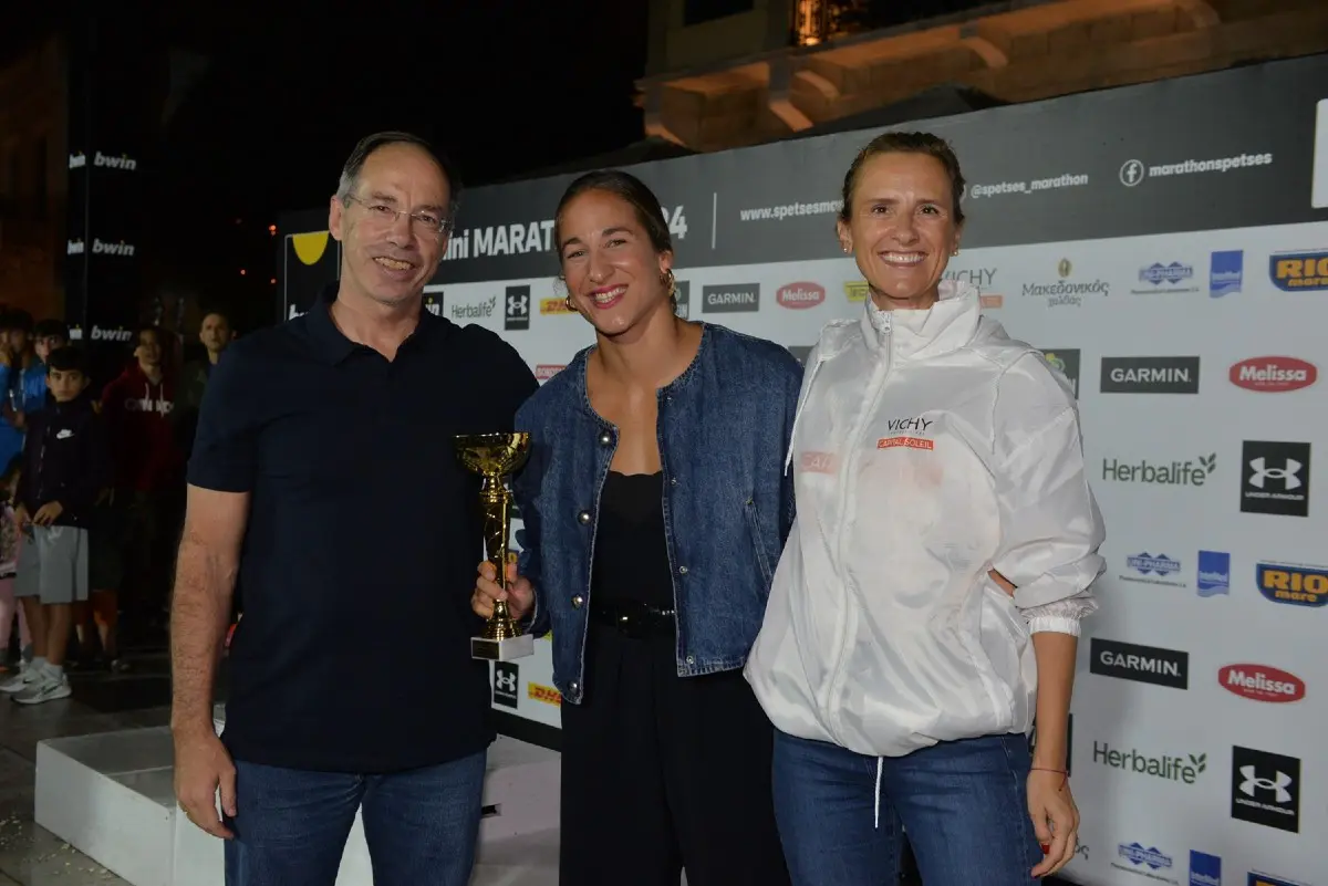 ΟΙ Γιώργος Μαυρωτάς, Γενικός Γραμματέας Αθλητισμού, Νόρα Δράκου, Πρωταθλήτρια Κολύμβησης, Alessandra Delfini, Country Manager L’Oréal Hellas