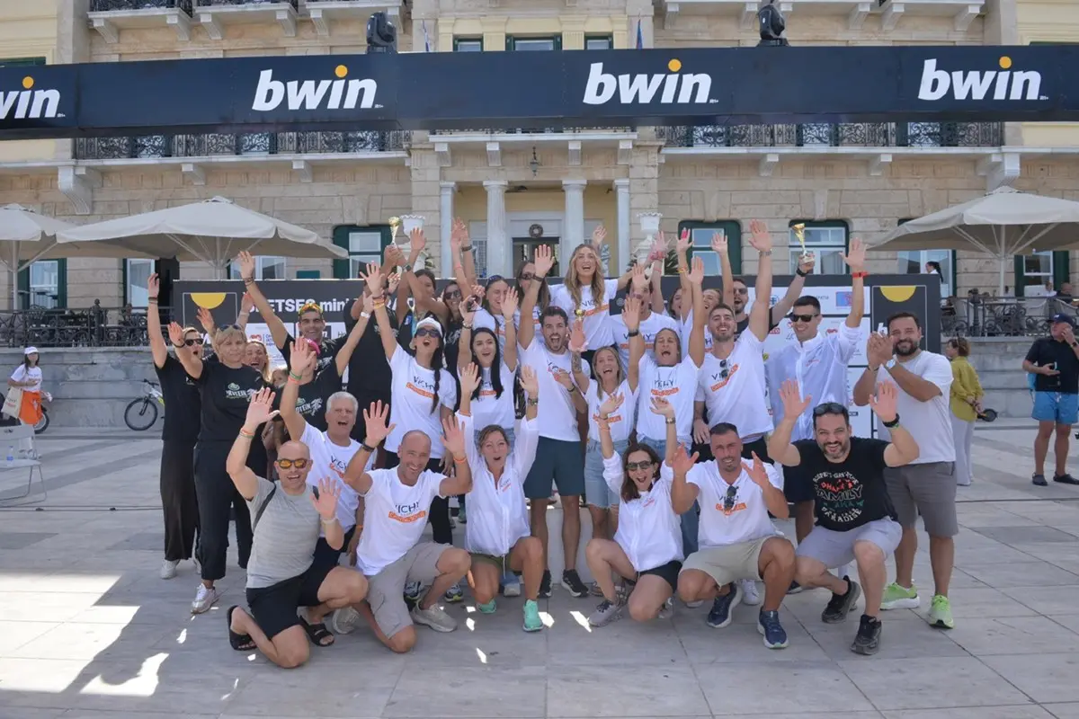 Στιγμιότυπο από την βράβευση της ομάδα της Vichy Laboratoires στην κατηγορία «Corporate Teams»