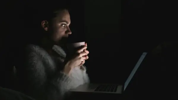 γυναίκα βλέπει ταινίες τρόμου