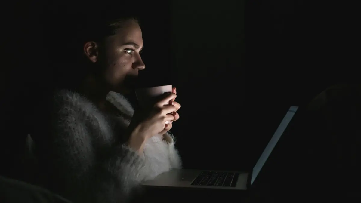 γυναίκα βλέπει ταινίες τρόμου