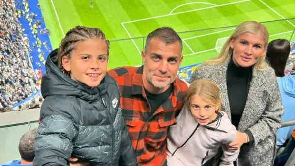 Ο Στέλιος Χανταμπάκης, η Όλγα Πηλιάκη και τα παιδιά τους, Μανώλης και Μαλένα, στο γήπεδο