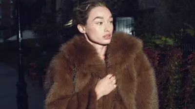 Κοπέλα με καφέ γούνα Zara