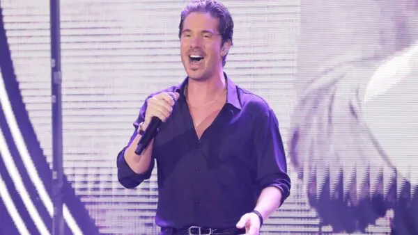 Ο Νίκος Οικονομόπουλος στη σκηνή