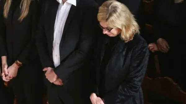 Η σύζυγος του Κώστα Χαρδαβέλλα στην κηδεία του