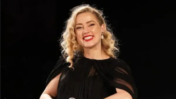 Η Άμπερ Χέρντ χαμογελάει στην κάμερα