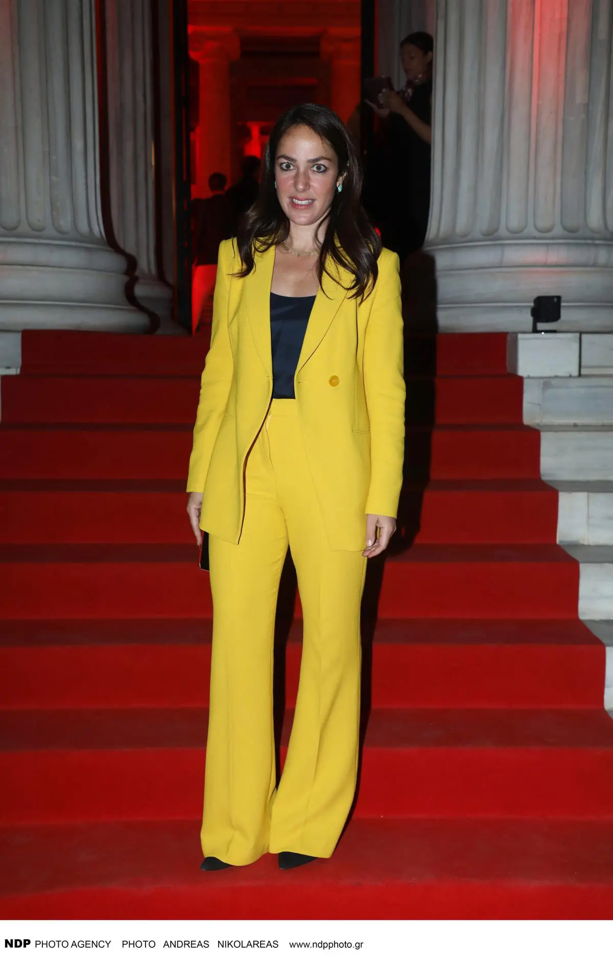 H Δόμνα Μιχαηλίδου με κίτρινο κοστούμι