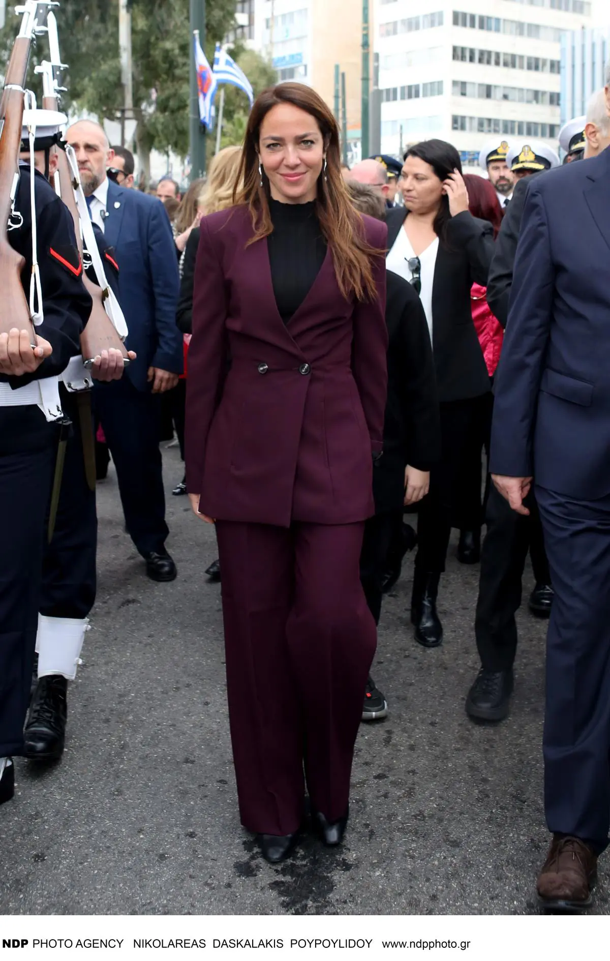 H Δόμνα Μιχαηλίδου με μπορντό κοστουμι