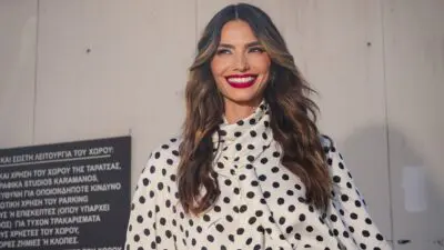 Η Ηλιάνα Παπαγεωργίου με πουά πουκάμισο