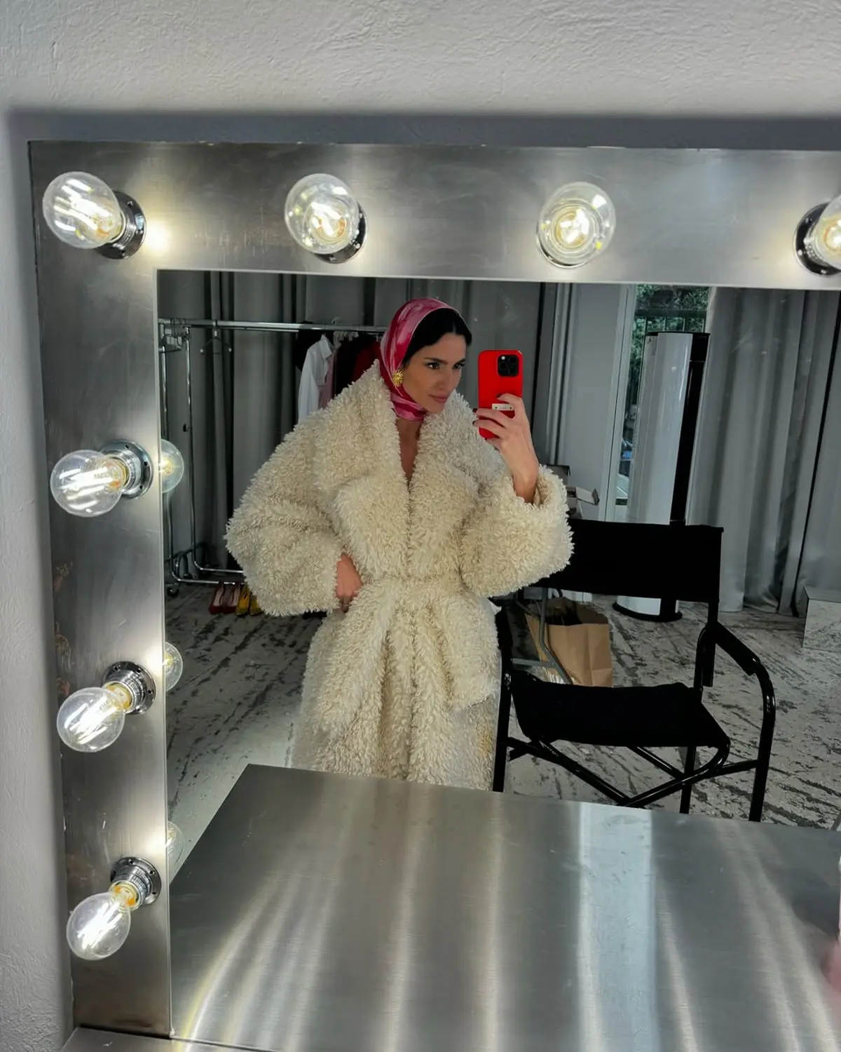 Το αξεσουάρ του 2025, το μαντίλι, φοράει στα μαλλιά η Ηλιάνα Παπαγεωργίου