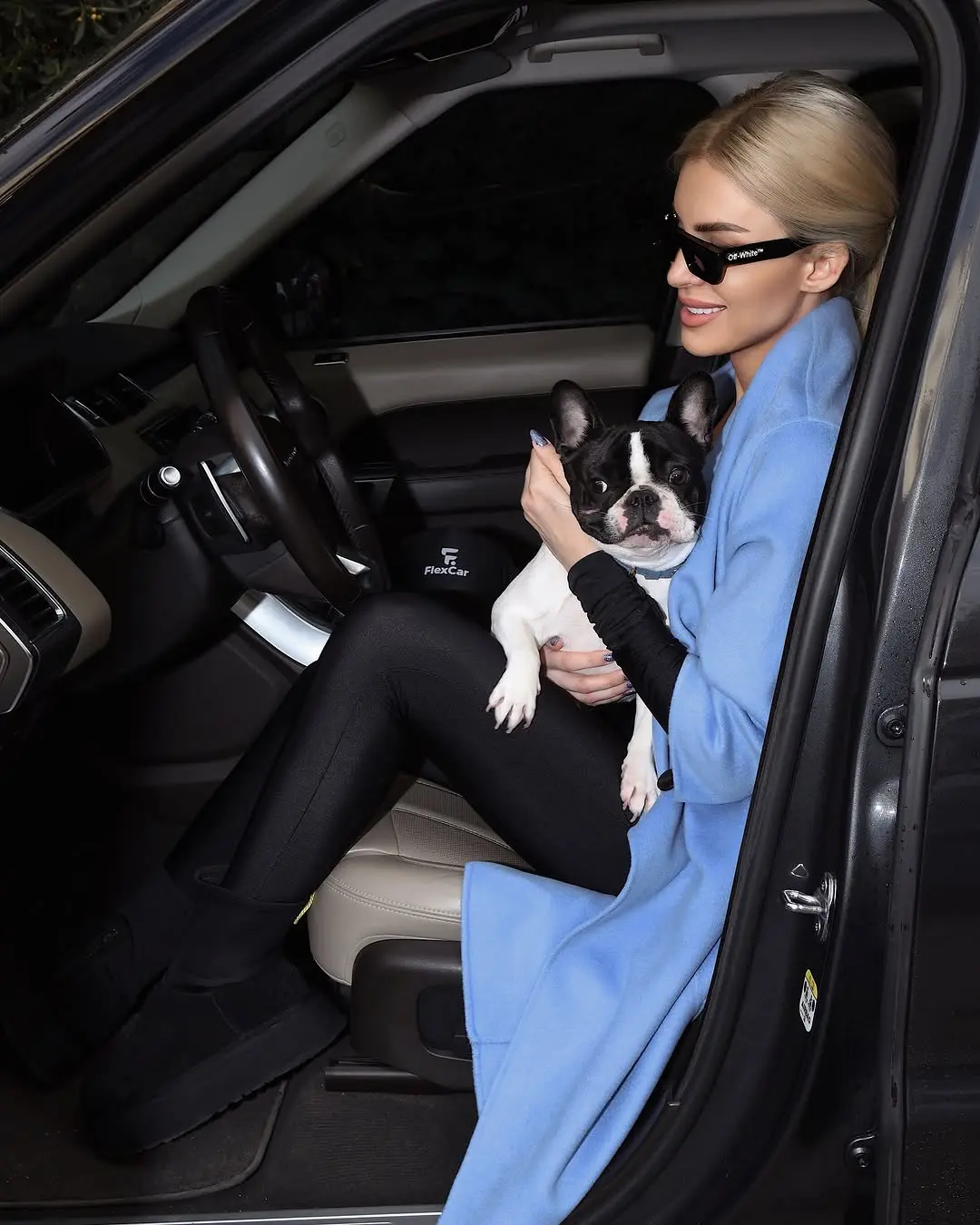 To total black σπάει η Κατερίνα Καινούργιου με γαλάζιο παλτό