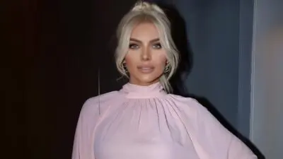 Η Κατερίνα Καινούργιου με ροζ μπλούζα