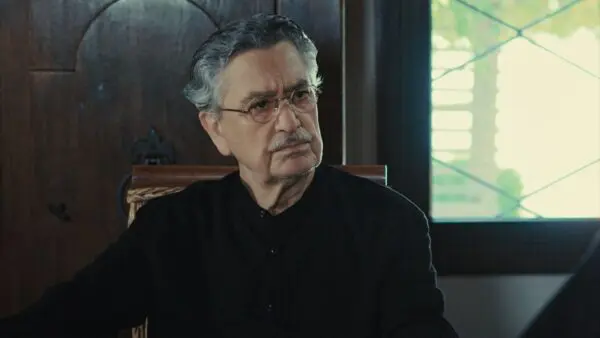 Σκηνή από την σειρά Γη της ελιάς με τον Νίκο Γαλανό