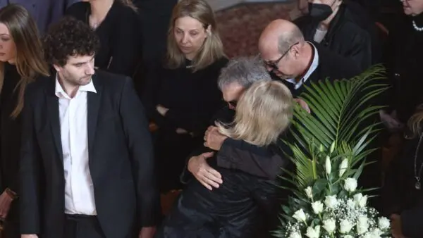 Η Παναγοπούλου αγκαλιά με τον Νταλάρα στην κηδεία του Χαρδαβέλλα