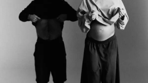 Κομμένη φωτογραφία του Γιώργου Σαββίδη με την έγκυο σύντροφό του