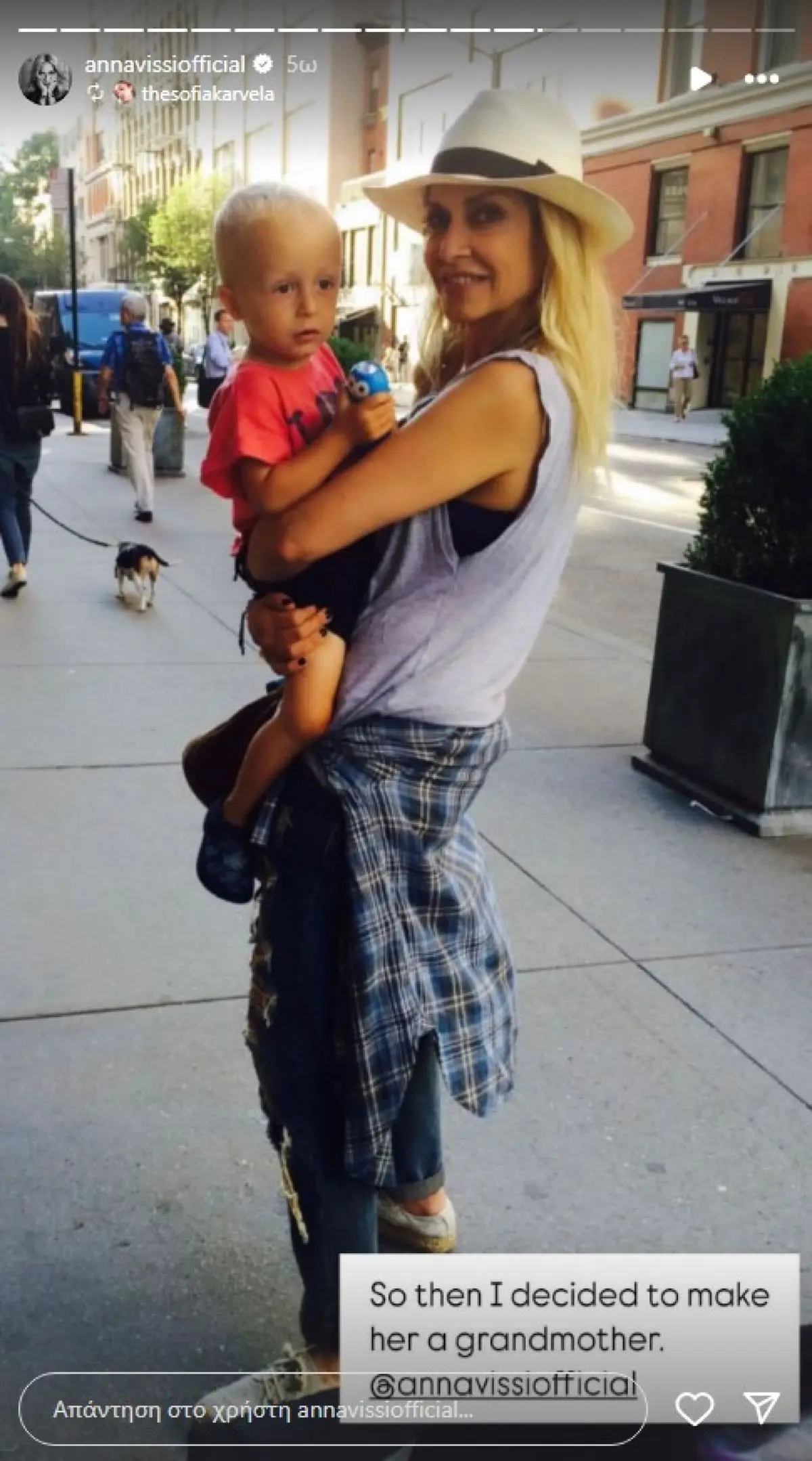 η αννα βισση κραταει το μωρο της 