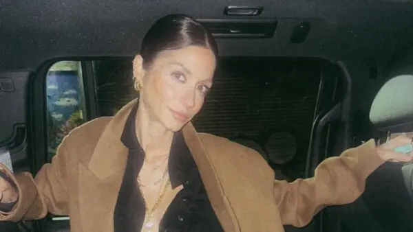 Η Σοφία Καρβέλα μέσα σε αυτοκίνητο