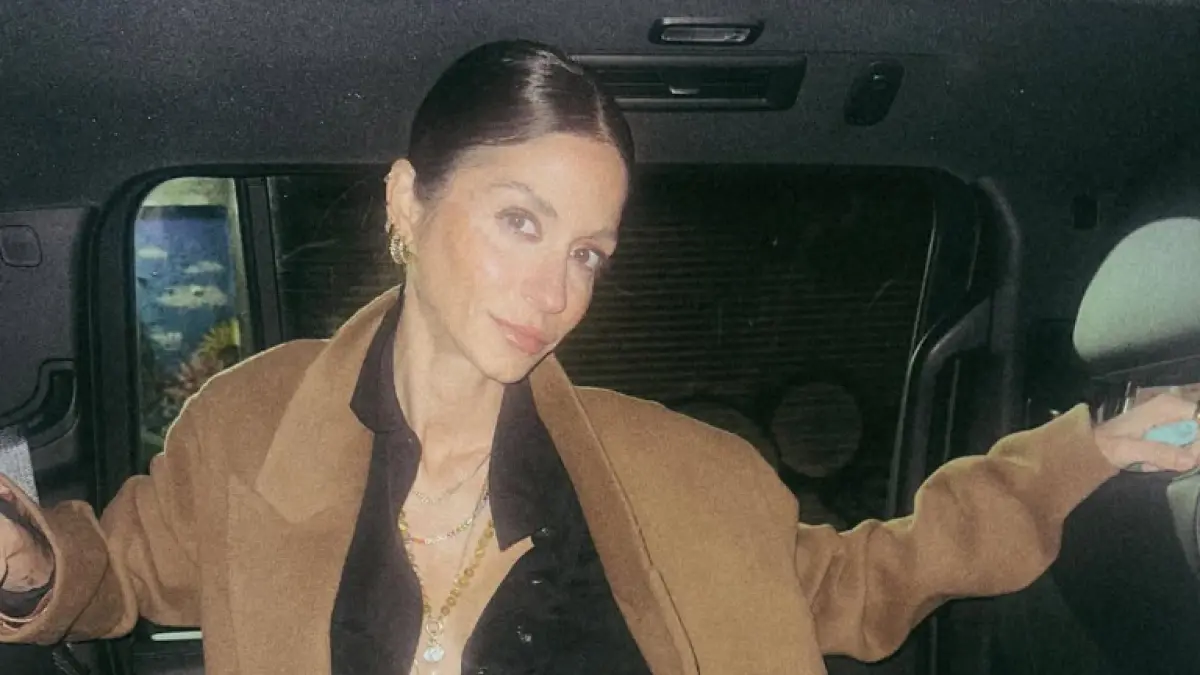 Η Σοφία Καρβέλα μέσα σε αυτοκίνητο