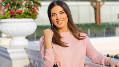 Η Σταματίνα Τσιμτσιλή με ροζ πουλόβερ