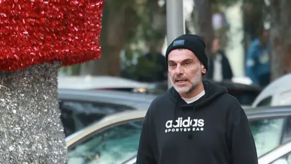 Ο Τόνυ Μαυρίδης με σκούφο