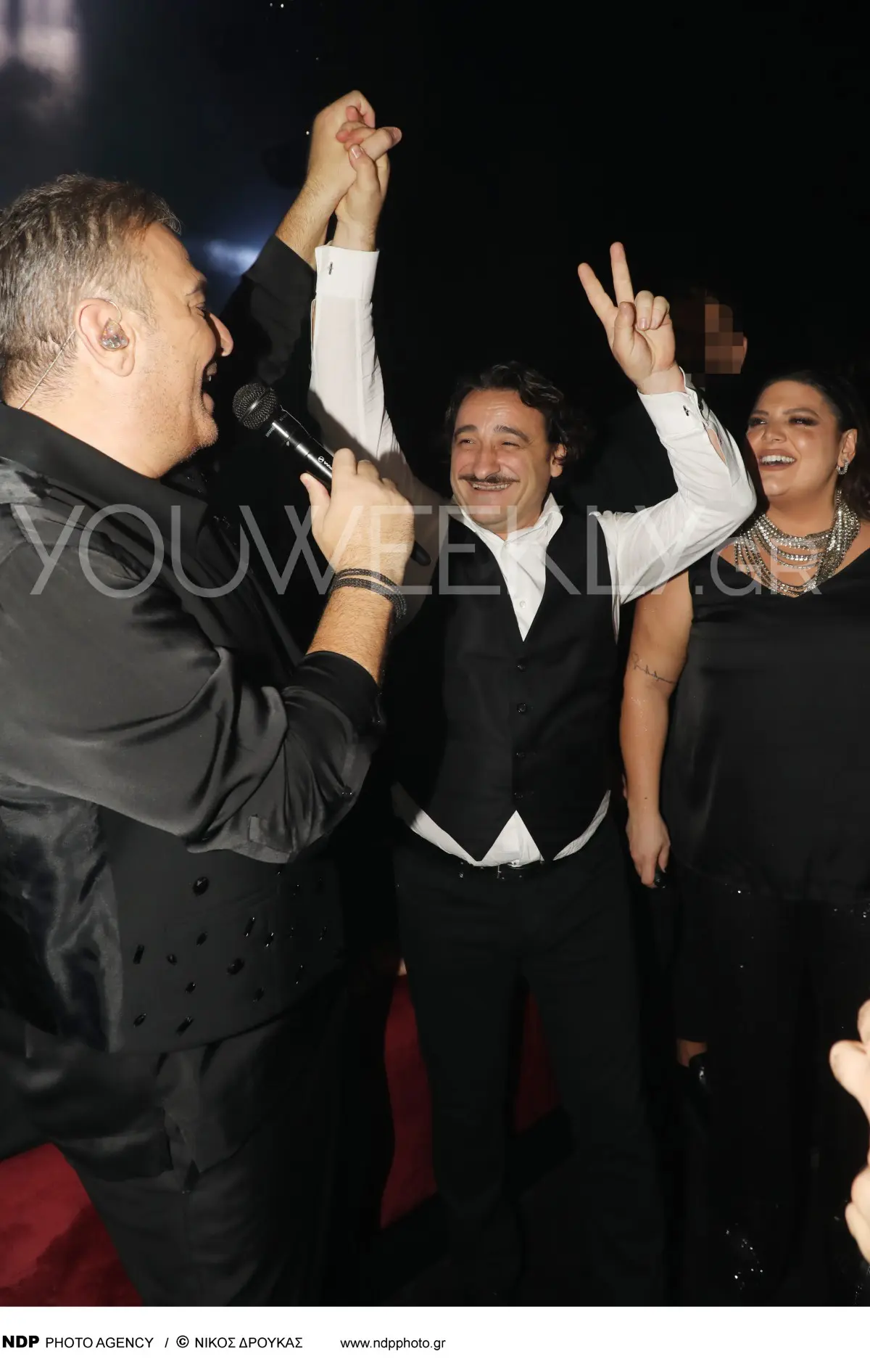 Ο Βασίλης Χαραλαμπόπουλος χορεύει μπροστά στον Αντώνη Ρέμο στα μπουζούκια