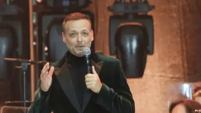 Ο Χάρης Δούκας στο άναμμα του δέντρου στο Σύνταγμα