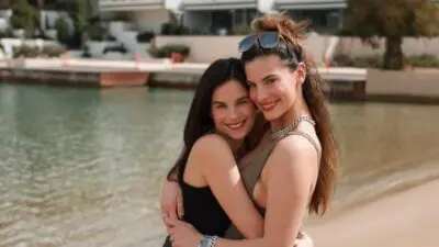 Η Χριστίνα Μπόμπα με την αδελφή της, Ελίνα.