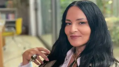 Η Ζενεβιέβ Μαζαρί χαμογελά στον φακό