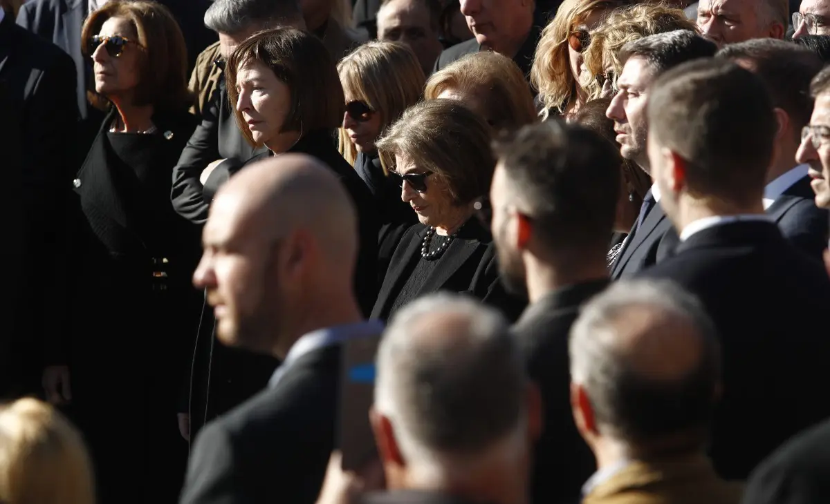 Η Δάφνη Σημίτη στην κηδεία του συζύγου της