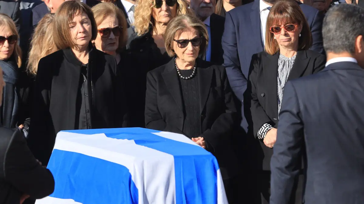 Η Δάφνη Σημίτη στην κηδεία του συζύγου της