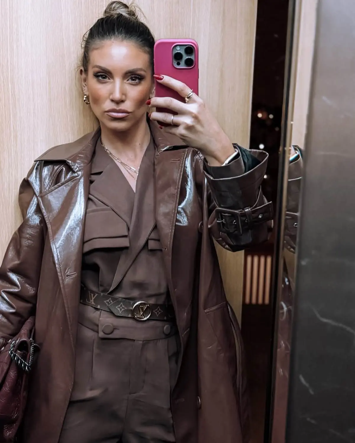 Η Αθηνά Οικονομάκου βγάζει selfie