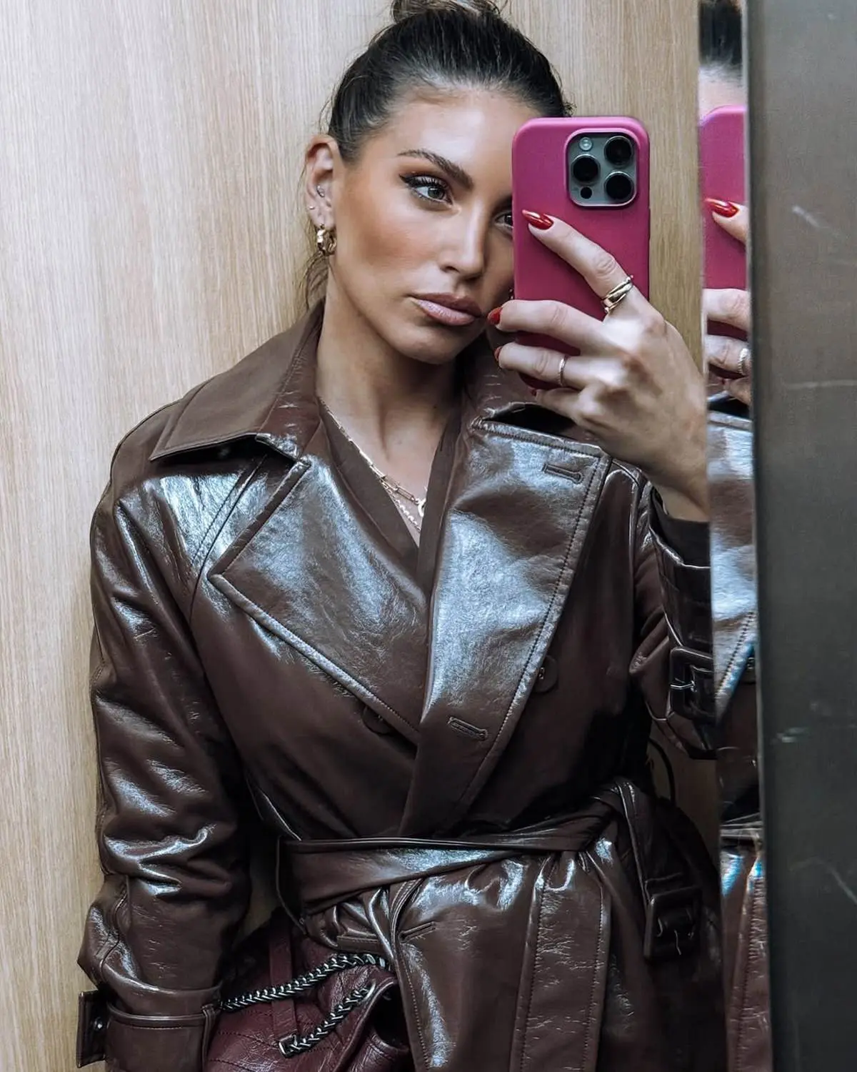 Η Αθηνά Οικονομάκου με καφέ δερμάτινη καμπαρντίνα