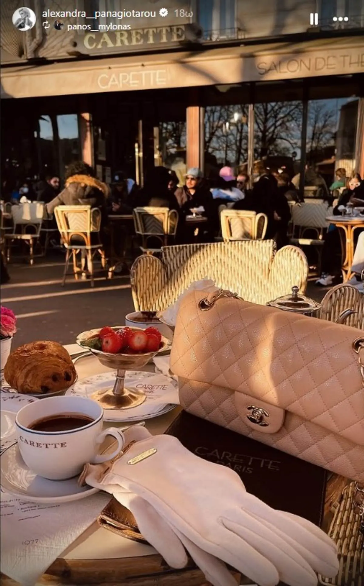 τσάντα chanel σε καφέ στο Παρίσι