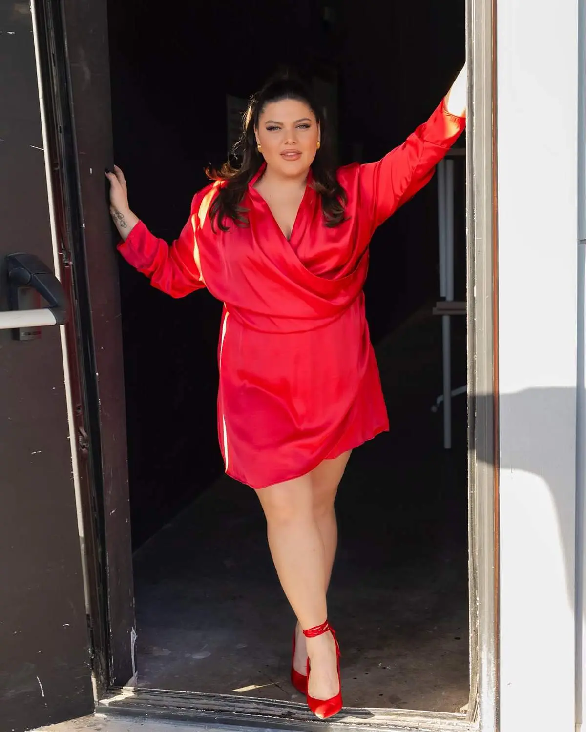 Η Δανάη Μπάρκα με κόκκινο φόρεμα