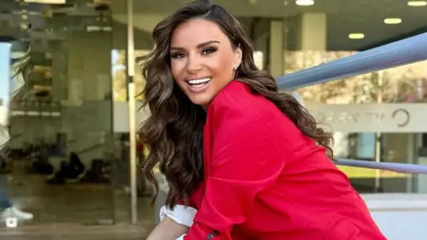 Η Ελένη Τσολάκη με κόκκινο κοστούμι