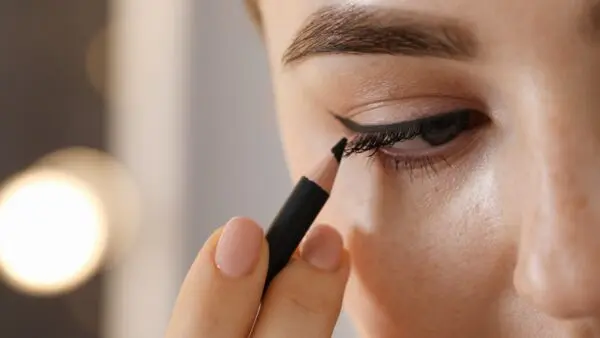 Αυτό το μολύβι της Essence κοστίζει λιγότερο από 2 ευρώ