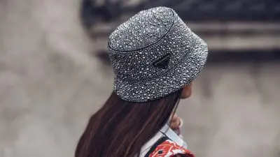 καπέλο με στρας στο street style