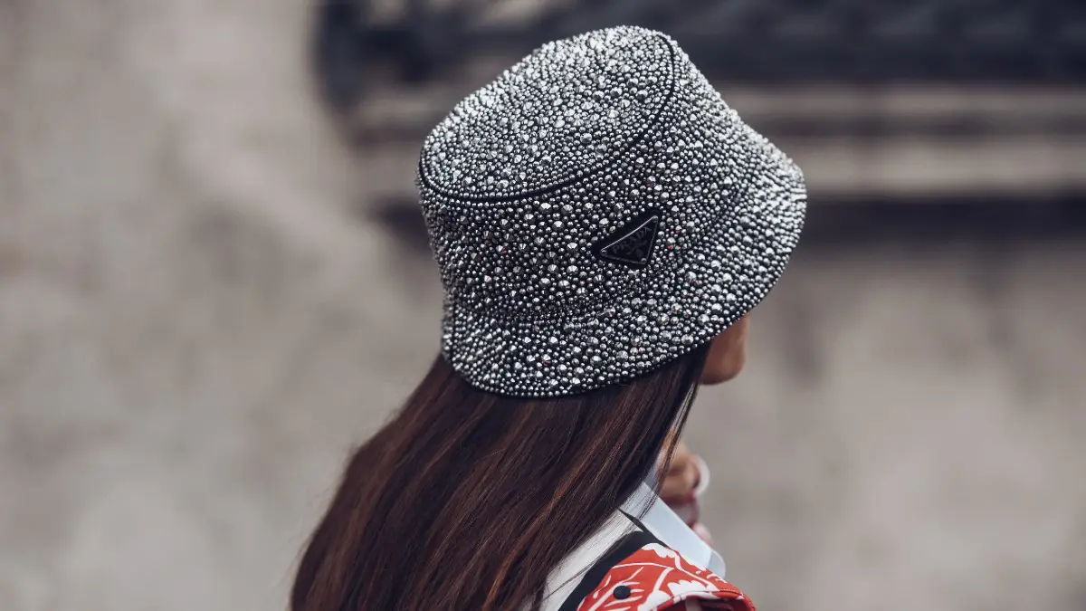 καπέλο με στρας στο street style
