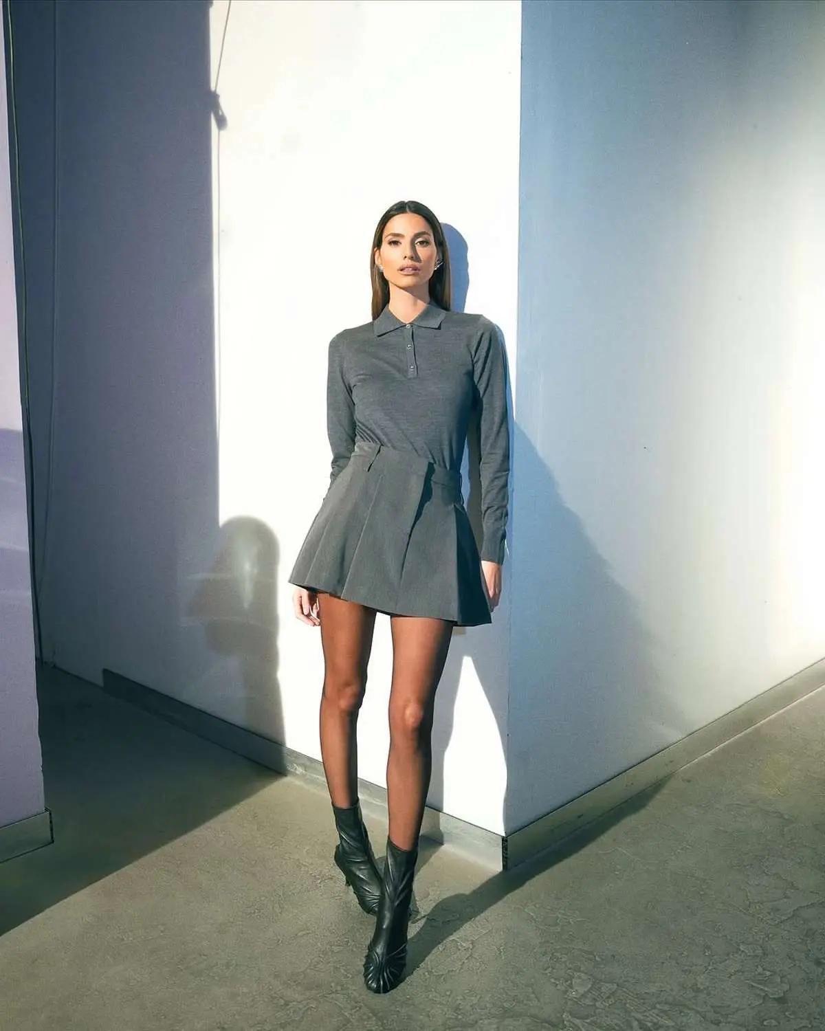 Ηλιάνα Παπαγεωργίου με γκρι σύνολο