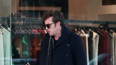 Ο Ηλίας Κρασσάς με γυαλιά ηλίου στο πρόσωπο