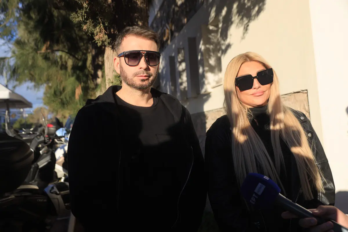 Η Αγγελική Ηλιάδη με τον αδερφό της στην κηδεία της Καίτης Γκρέυ