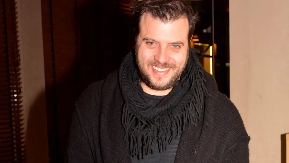 Ο Λάμπης Λιβιεράτος σε δημόσια εμφάνiση.