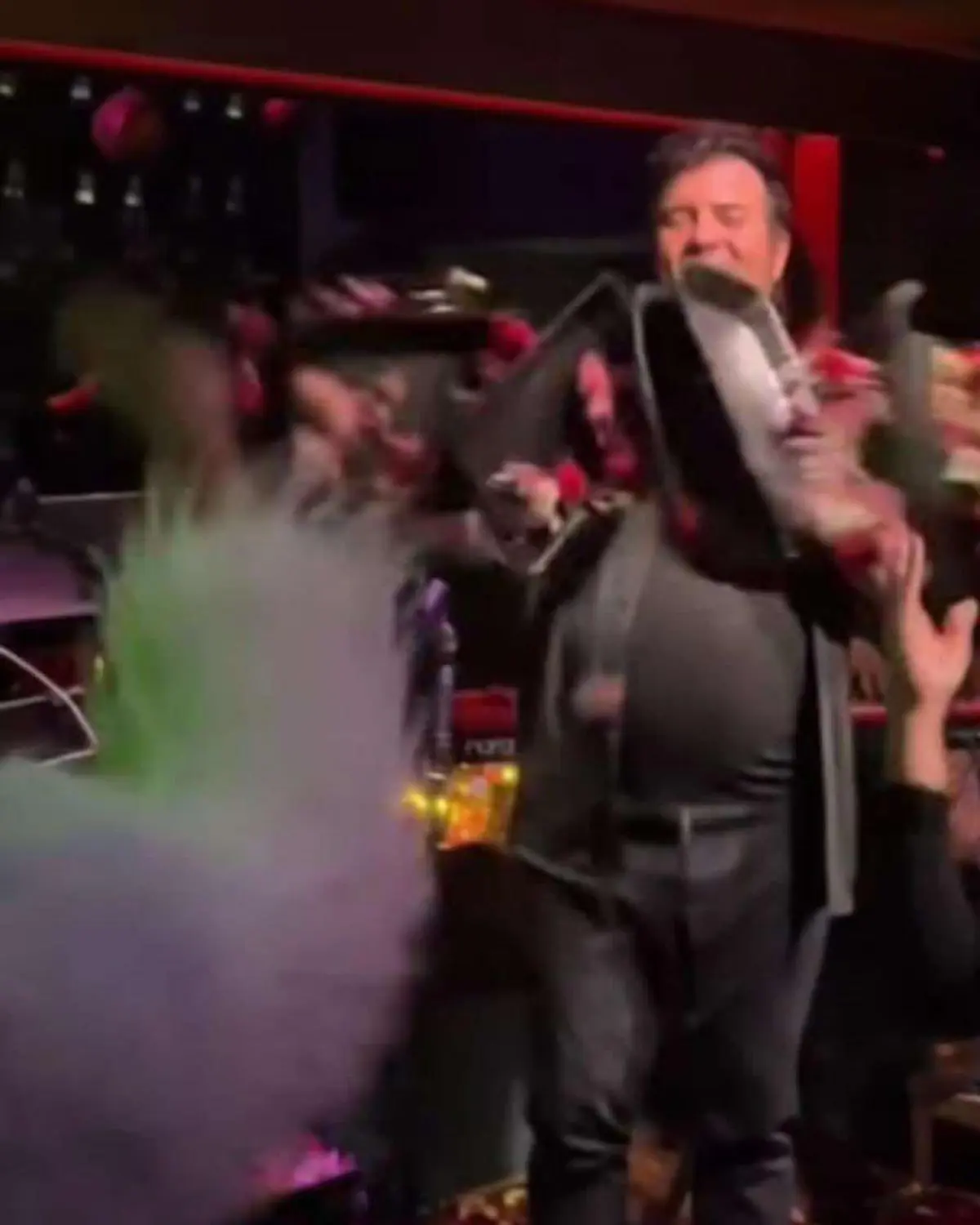 Ο Λάμπης Λιβιεράτος σε δημόσια εμφάνiση.