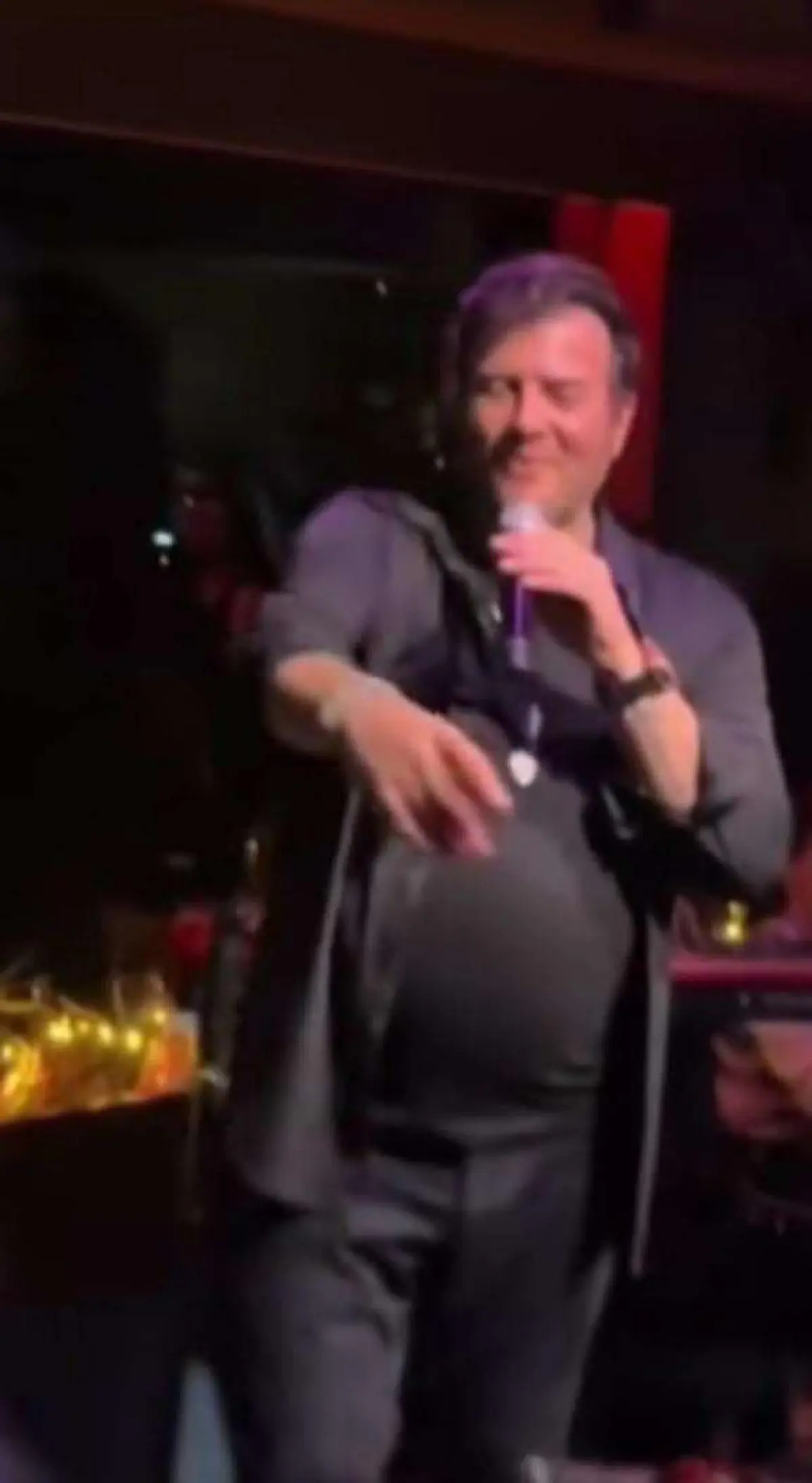 Ο Λάμπης Λιβιεράτος σε δημόσια εμφάνiση.