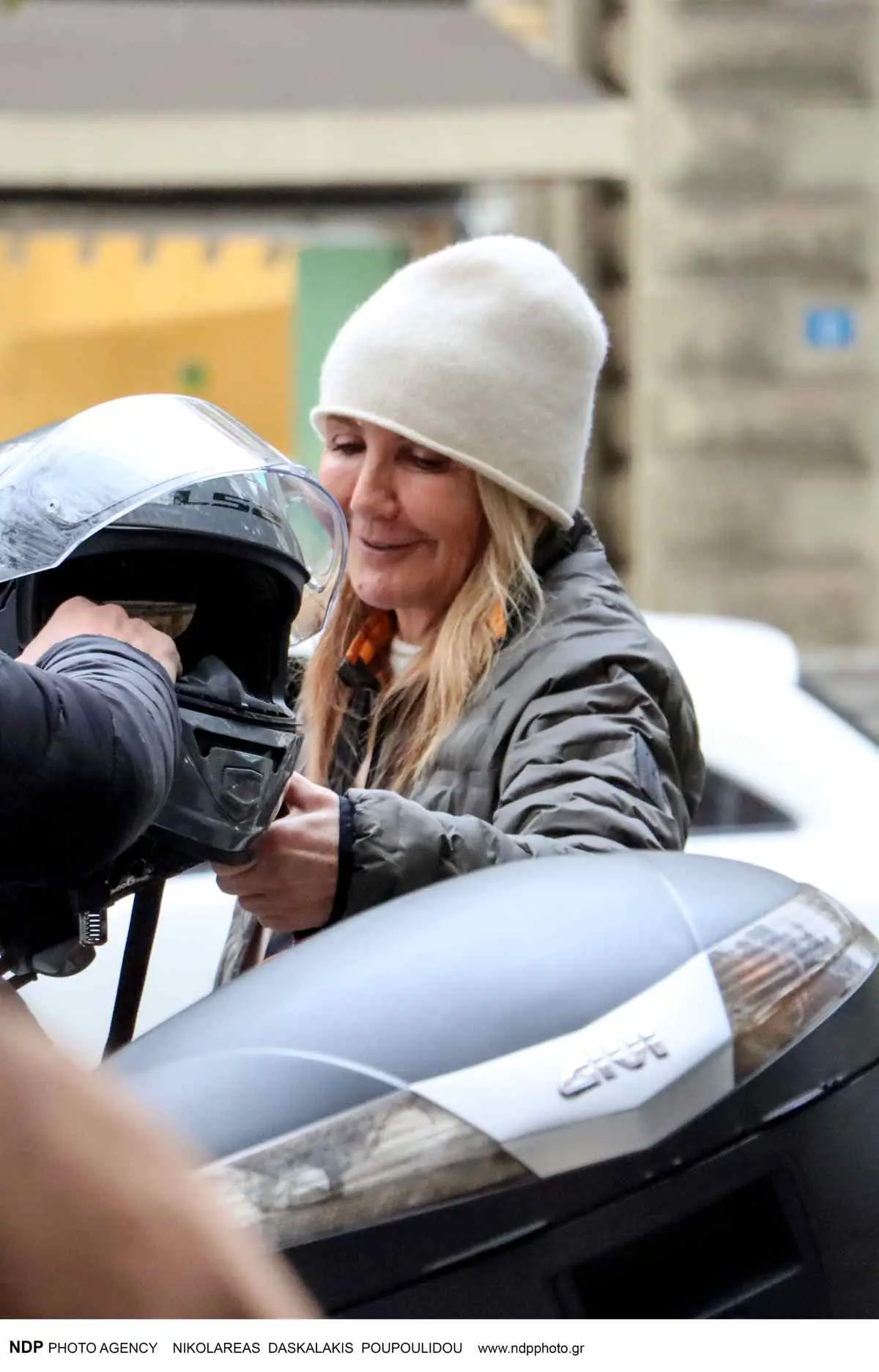 Η Μαρέβα Γκραμπόφσκι στο κέντρο της Αθήνας