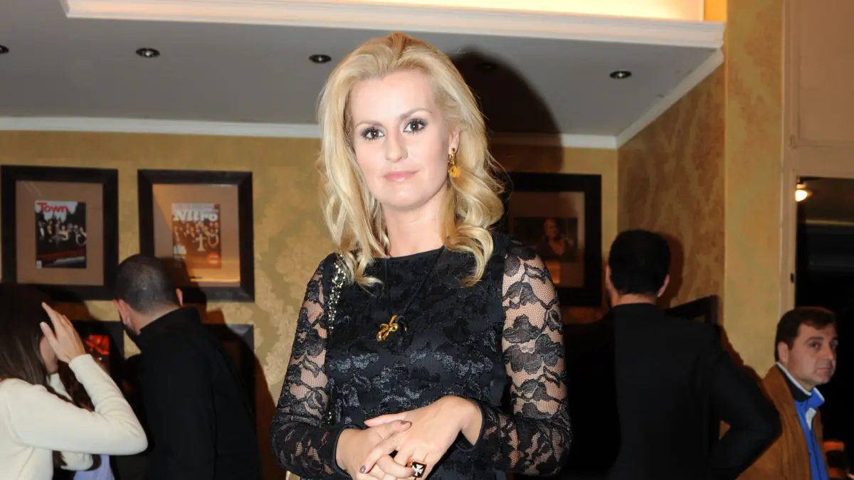 Η Μαρία Αραμπατζή σε δημόσια έξοδο.