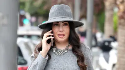 Η Ιωάννα Παλιοσπύρου με καπέλο και το κινητό στο χέρι