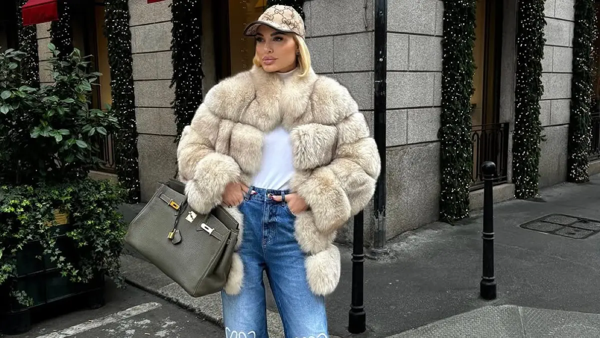 Η Αλεξάνδρα Παναγιώταρου με μπεζ γούνα