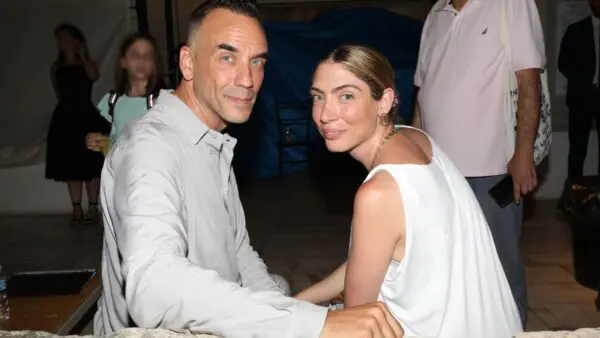 Ο Πάνος Μουζουράκης και η Μαριλού Κόζαρη σε δημόσια εμφάνιση.