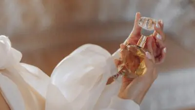 Πώς να κάνεις το άρωμά σου να διαρκέσει περισσότερο