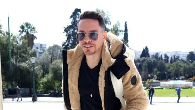 Ο Λευτέρης Πετρούνιας με γυαλιά ηλίου